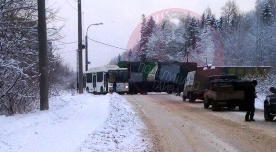 В Перми автобус столкнулся с локомотивом