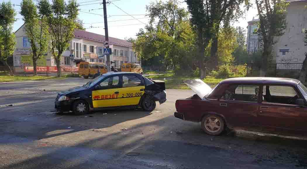 В Перми в ДТП пострадали водитель и пассажирка такси