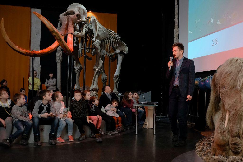 Участникам палеонтологической конференции в Перми дарили кости динозавров