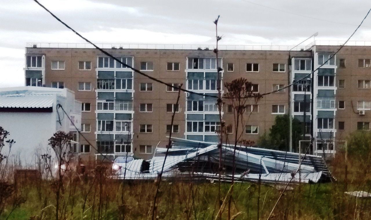 В Пермском крае ураган сорвал крыши и повалил деревья