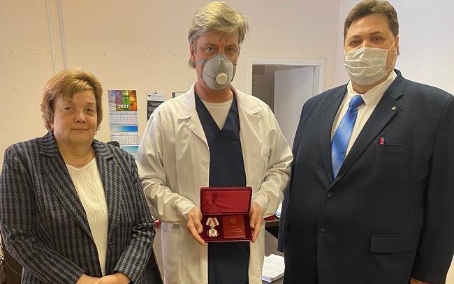 В Перми двум врачам вручили орден Пирогова за борьбу с коронавирусом