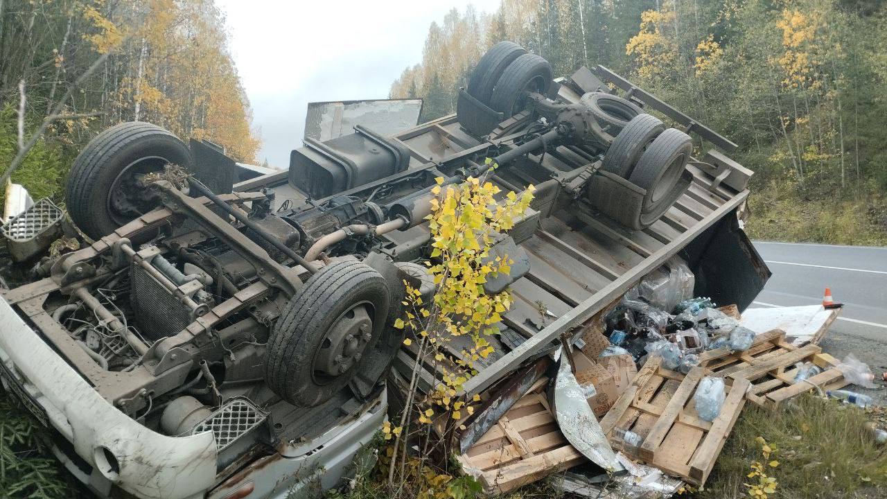 Один человек погиб при опрокидывании грузовика в Пермском крае