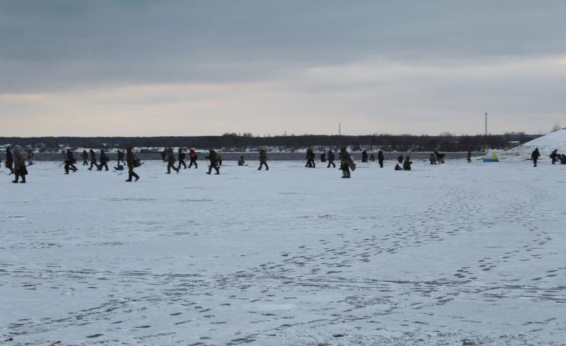 В Перми с тонкого льда спасли трех рыбаков