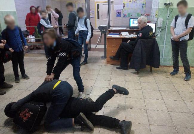 В Перми школьный охранник предпочел не вмешиваться в драку учеников