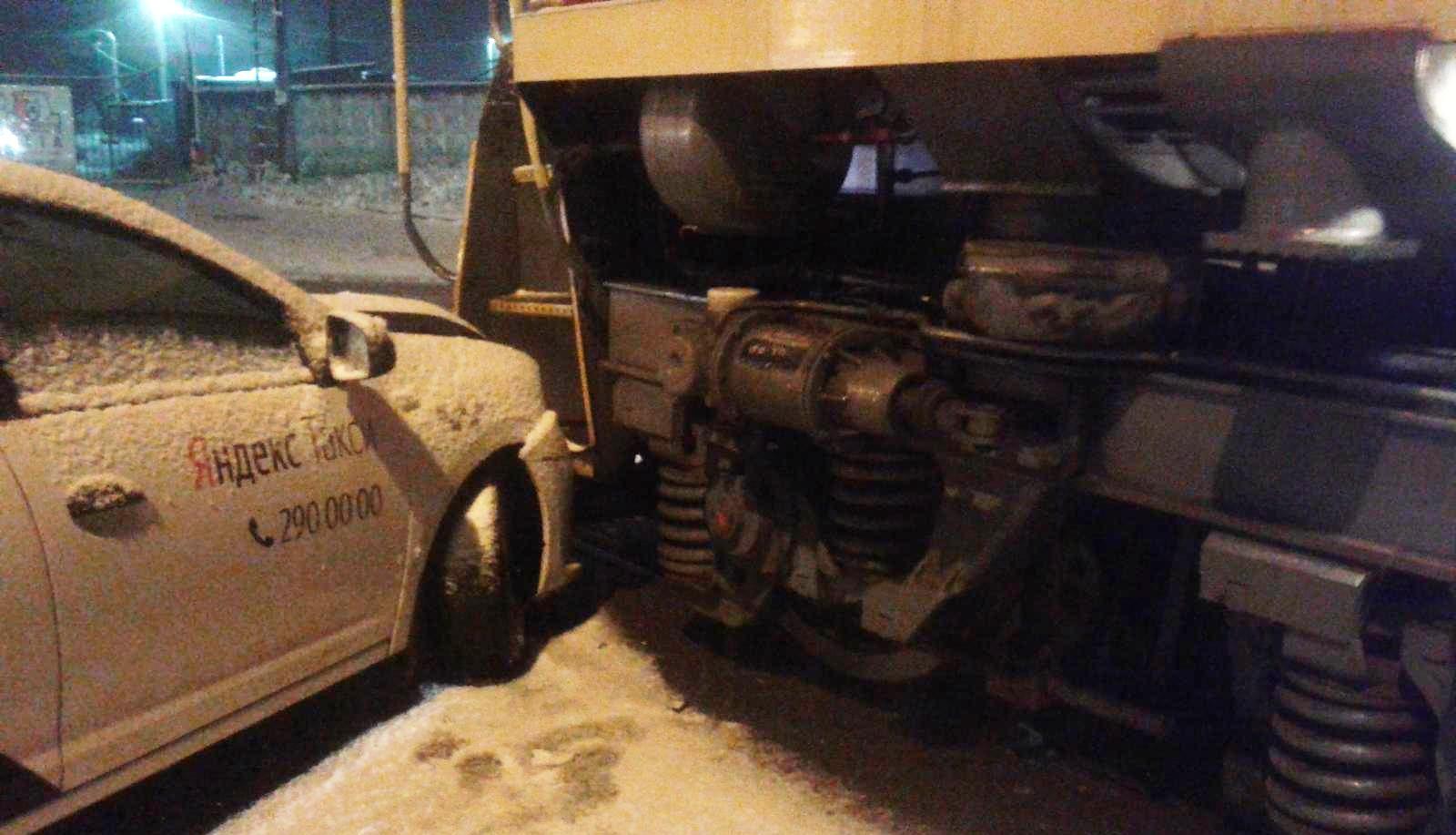 В Перми автомобиль такси столкнулся с тепловозом