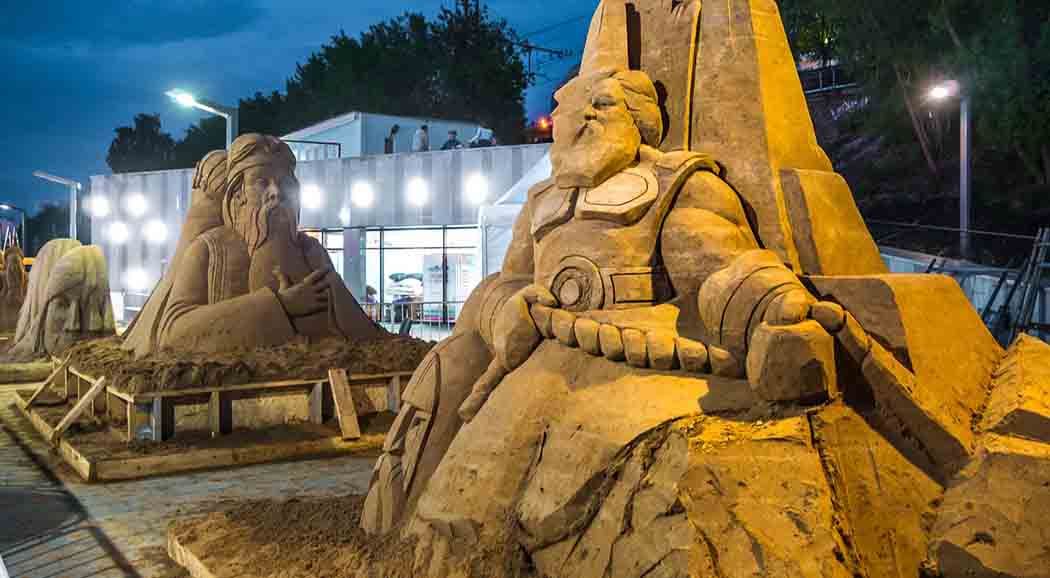 Выставка скульптур из песка открылась на набережной в Перми