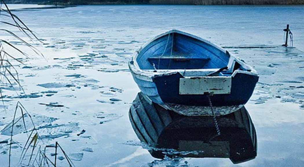 В Пермском крае лодка с рыбаками вмёрзла в лёд