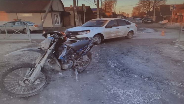 В Перми подросток на мотоцикле столкнулся с автомобилем и попал в больницу