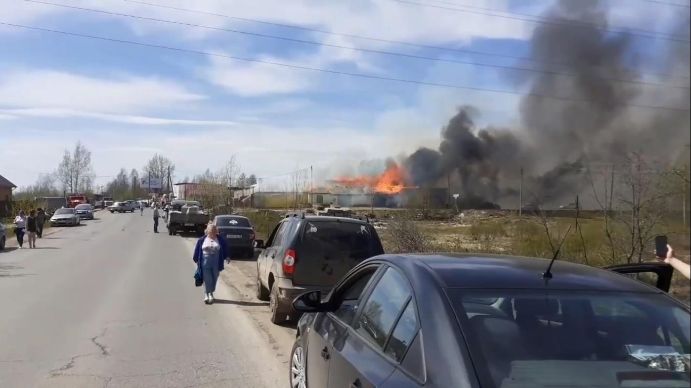 В Прикамье произошел крупный пожар в гаражном кооперативе