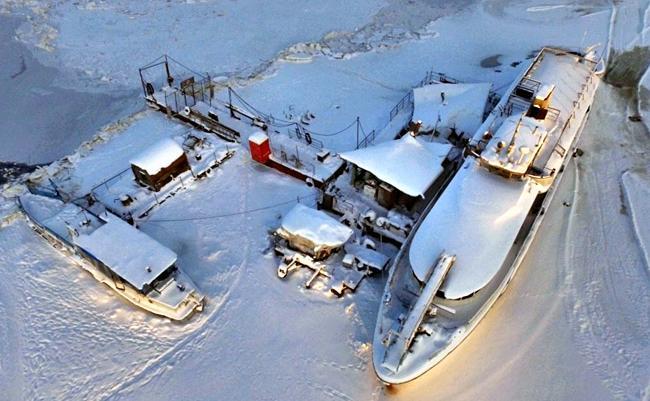 В Перми началась операция по освобождению вмерзших в лед судов