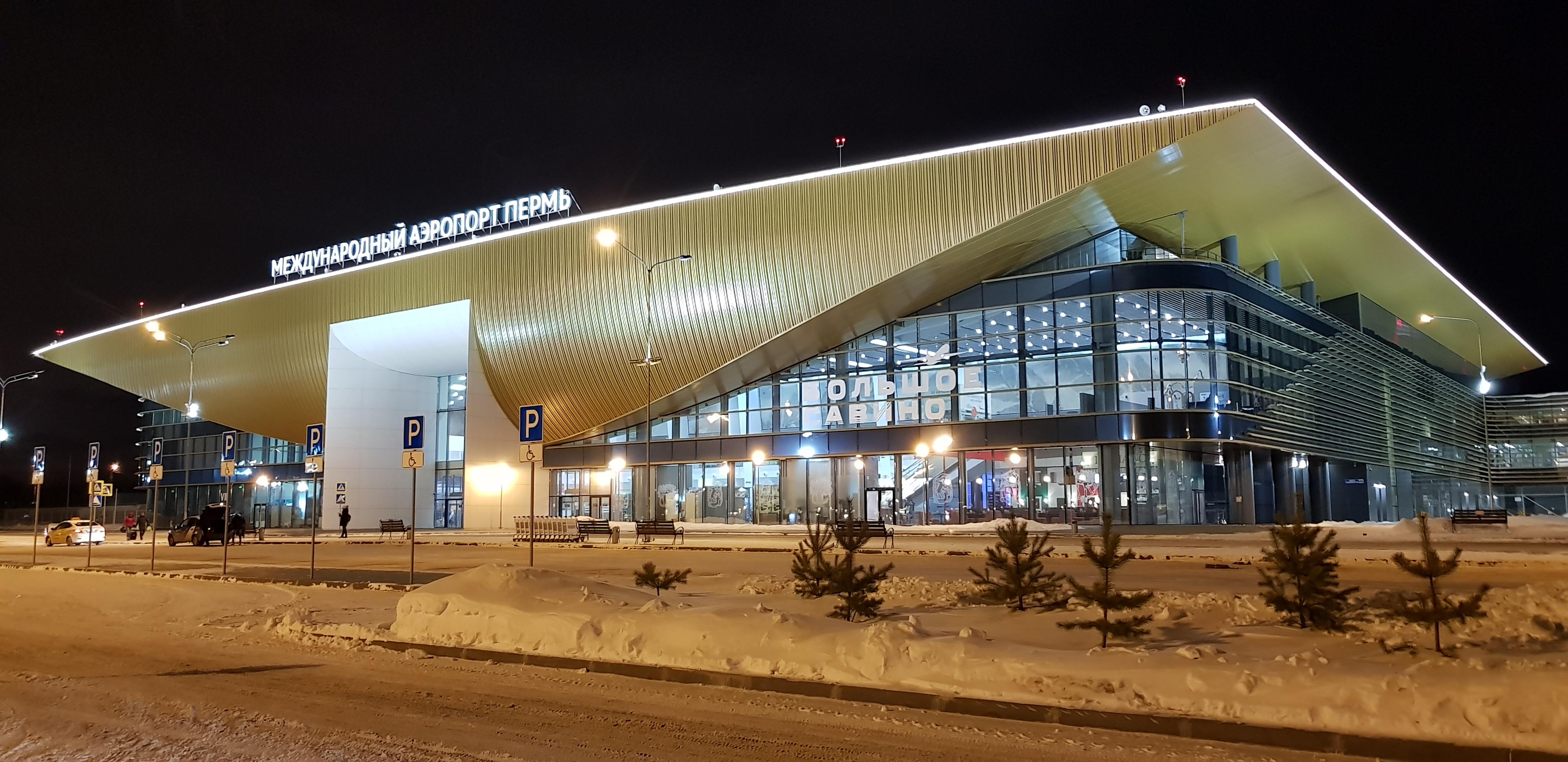Здание пермского аэропорта подсветили сотнями ламп и прожекторов