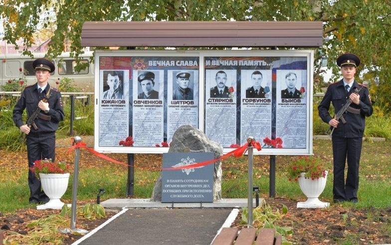 В пермском городе открыли памятник в честь шести погибших полицейских
