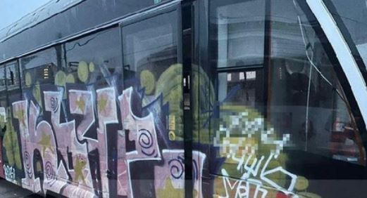 В Перми 26 марта неизвестные разрисовали граффити трамвай «Лев»