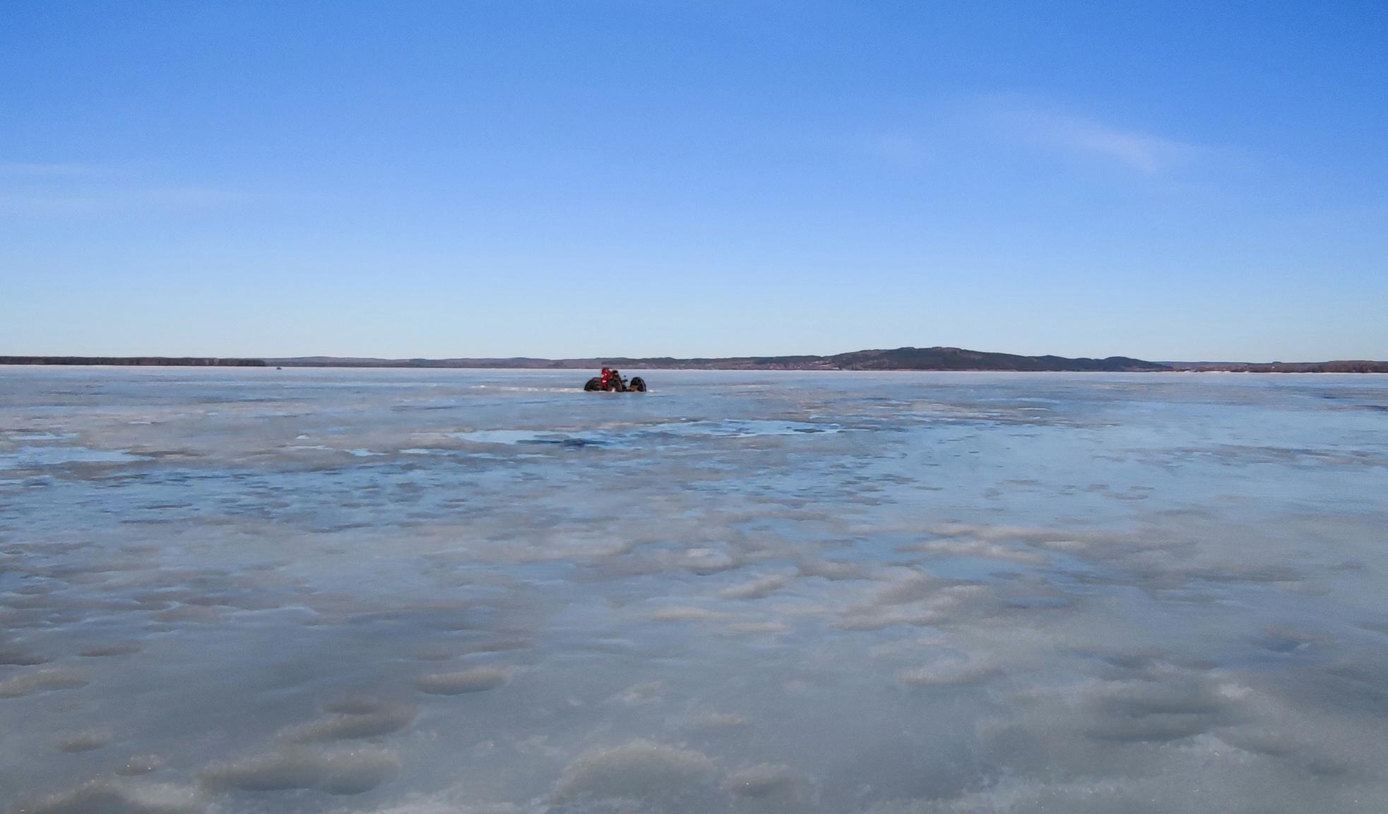 В Пермском крае рыбаки на вездеходе провалились под лед на Каме