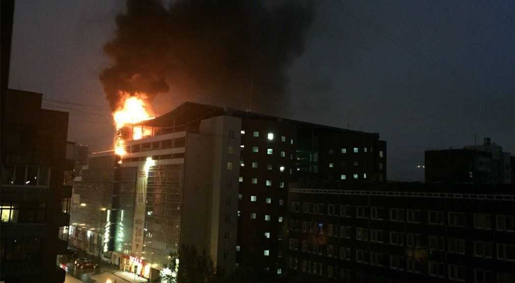 Фотофакт: ночью в Перми горело здание торгового центра