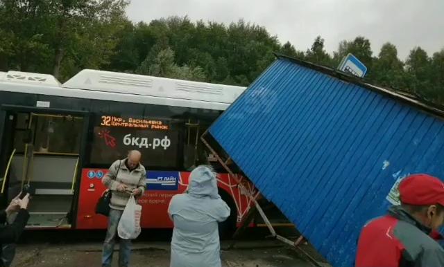 В Перми сильный ветер опрокинул остановку на автобус