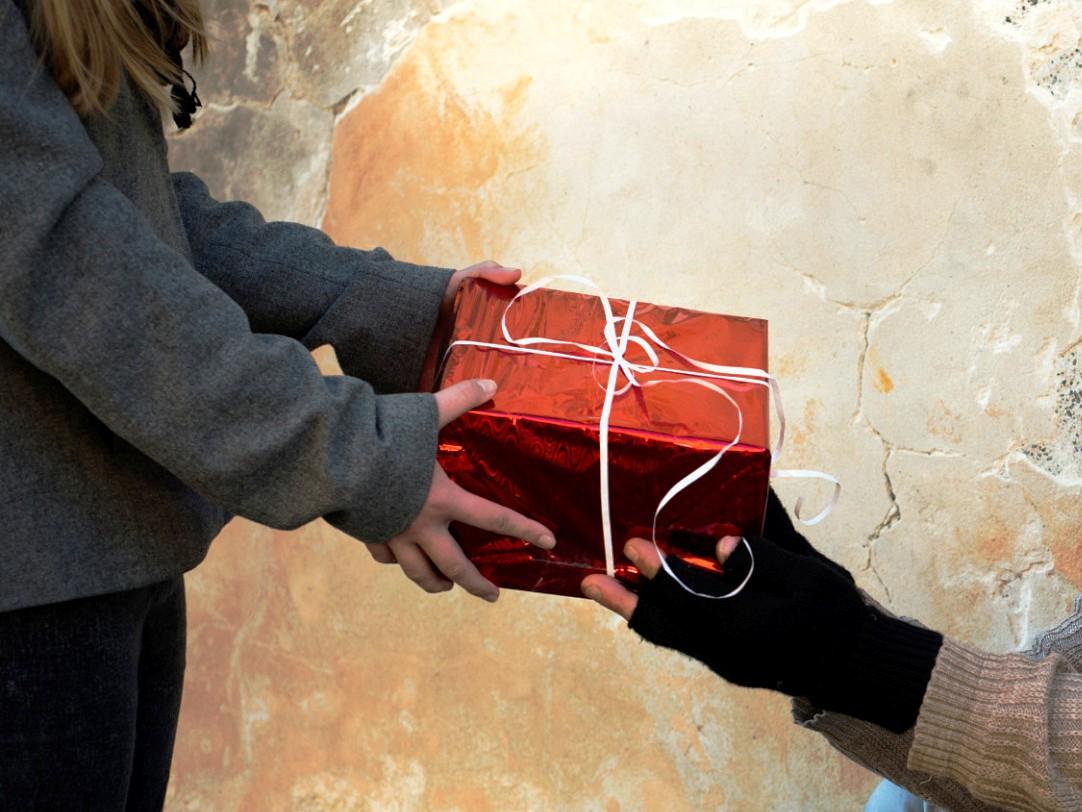 Пермяки готовят новогодние подарки для бездомных