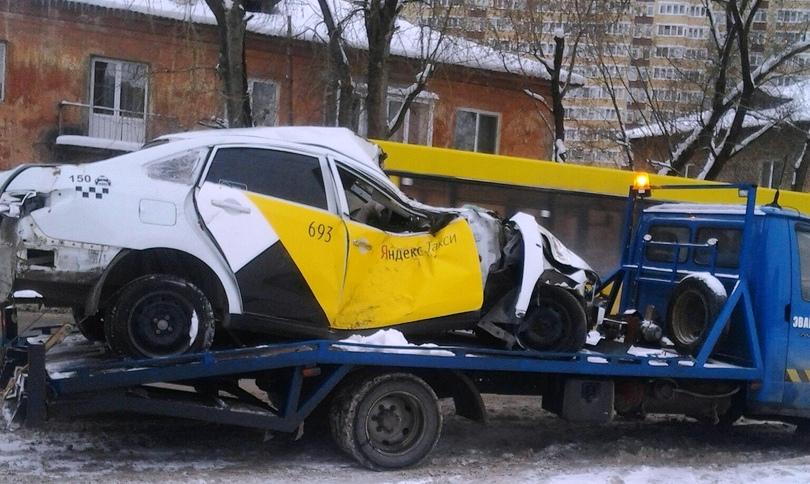 В Перми пьяный таксист врезался на заправке во внедорожник