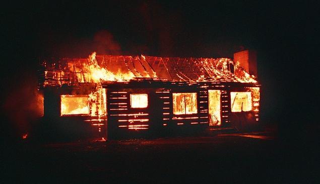 В Прикамье пожилой мужчина погиб на пожаре в деревянном доме