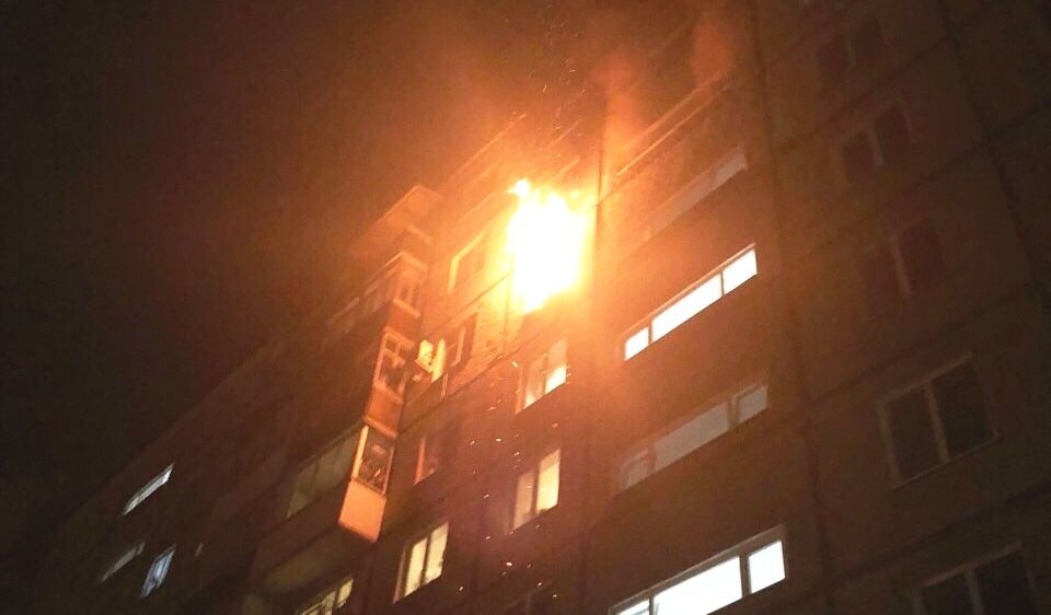 Семь человек спасли пожарные из горящего дома в Перми
