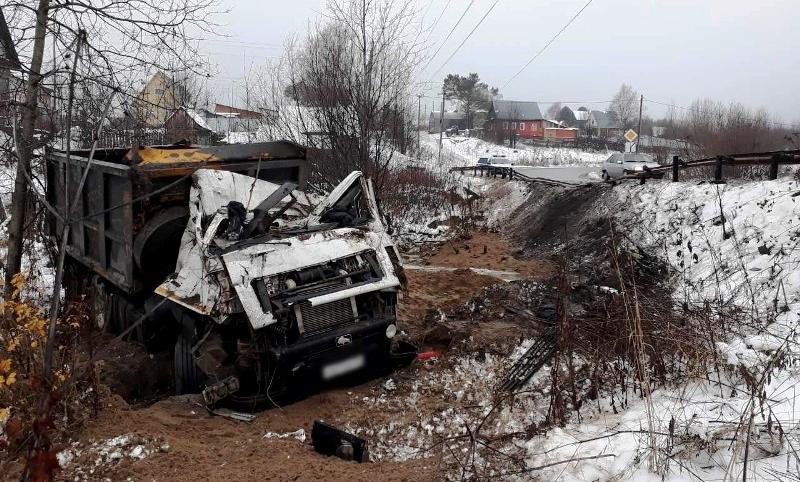 В Прикамье водитель грузовика погиб, вылетев в кювет