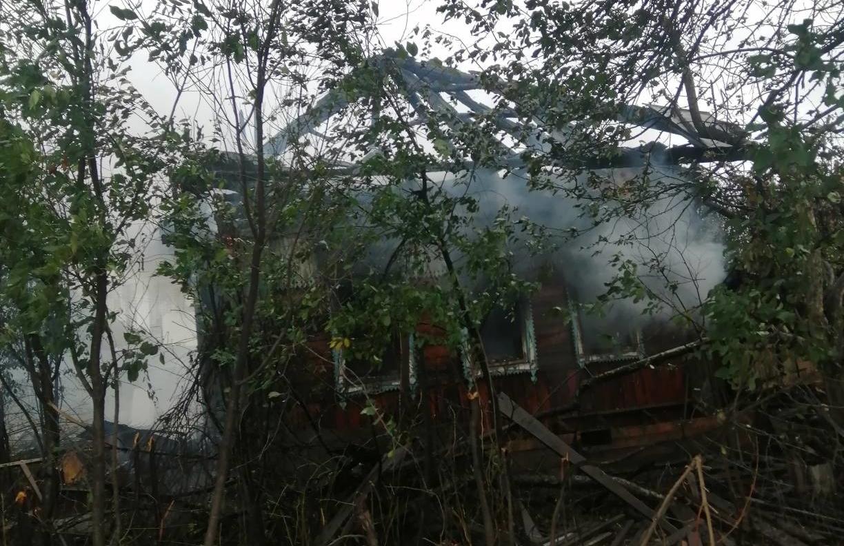 В Перми на шоссе Космонавтов сгорел заброшенный дом