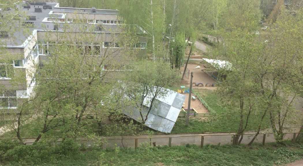 Последствия урагана в Перми: снесенная крыша и поваленные деревья