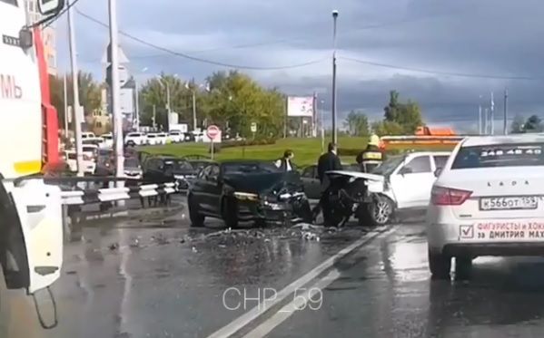 В Перми на Средней дамбе произошло ДТП с тремя автомобилями