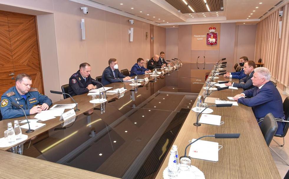 Полпред президента Комаров поручил усилить меры безопасности в учебных заведениях Перми