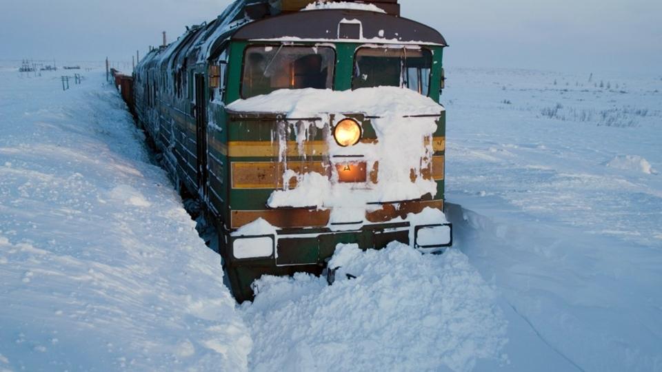 Поезд Пермь-Адлер застрял в снегу под Саратовом
