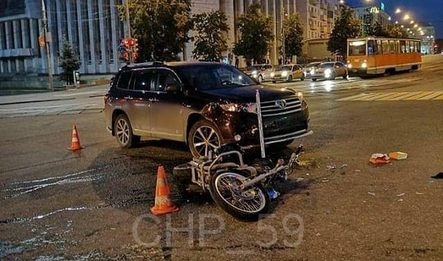 В центре Перми водитель внедорожника сбил мотоциклиста