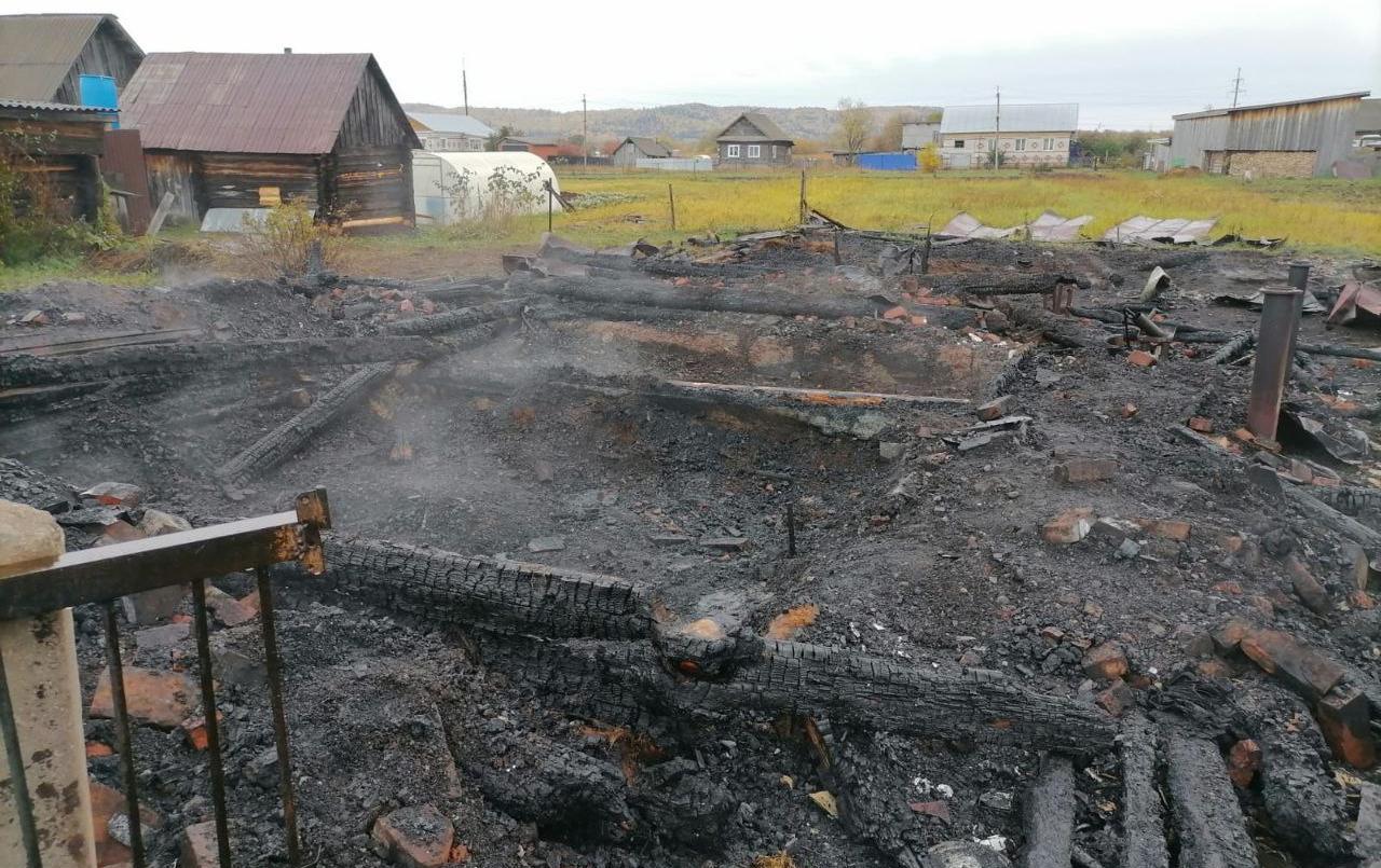 Как минимум четыре человека погибли на пожаре в жилом доме в Прикамье
