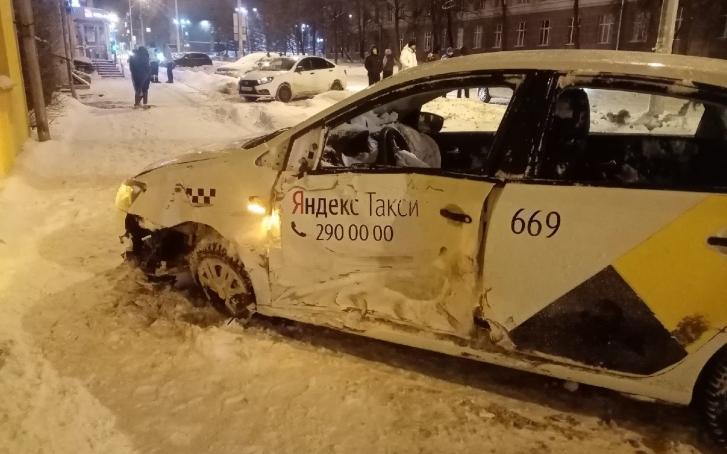 В Перми автомобиль такси столкнулся с легковушкой и перевернулся