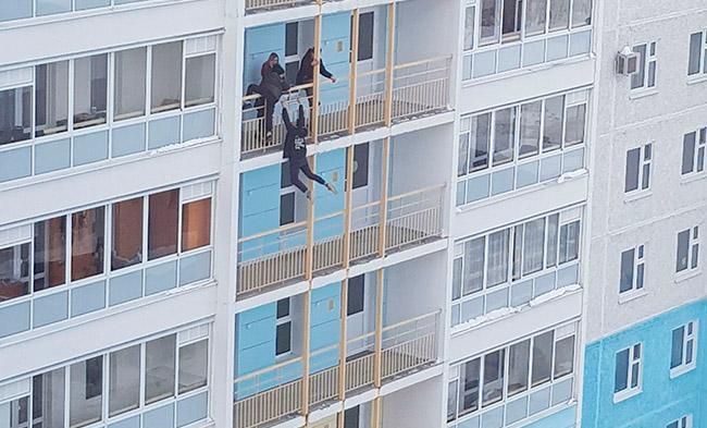 Фотошок. Пермяков шокировали кадры висящих на перилах балкона подростков