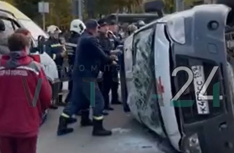 Машина скорой помощи перевернулась в Перми после ДТП