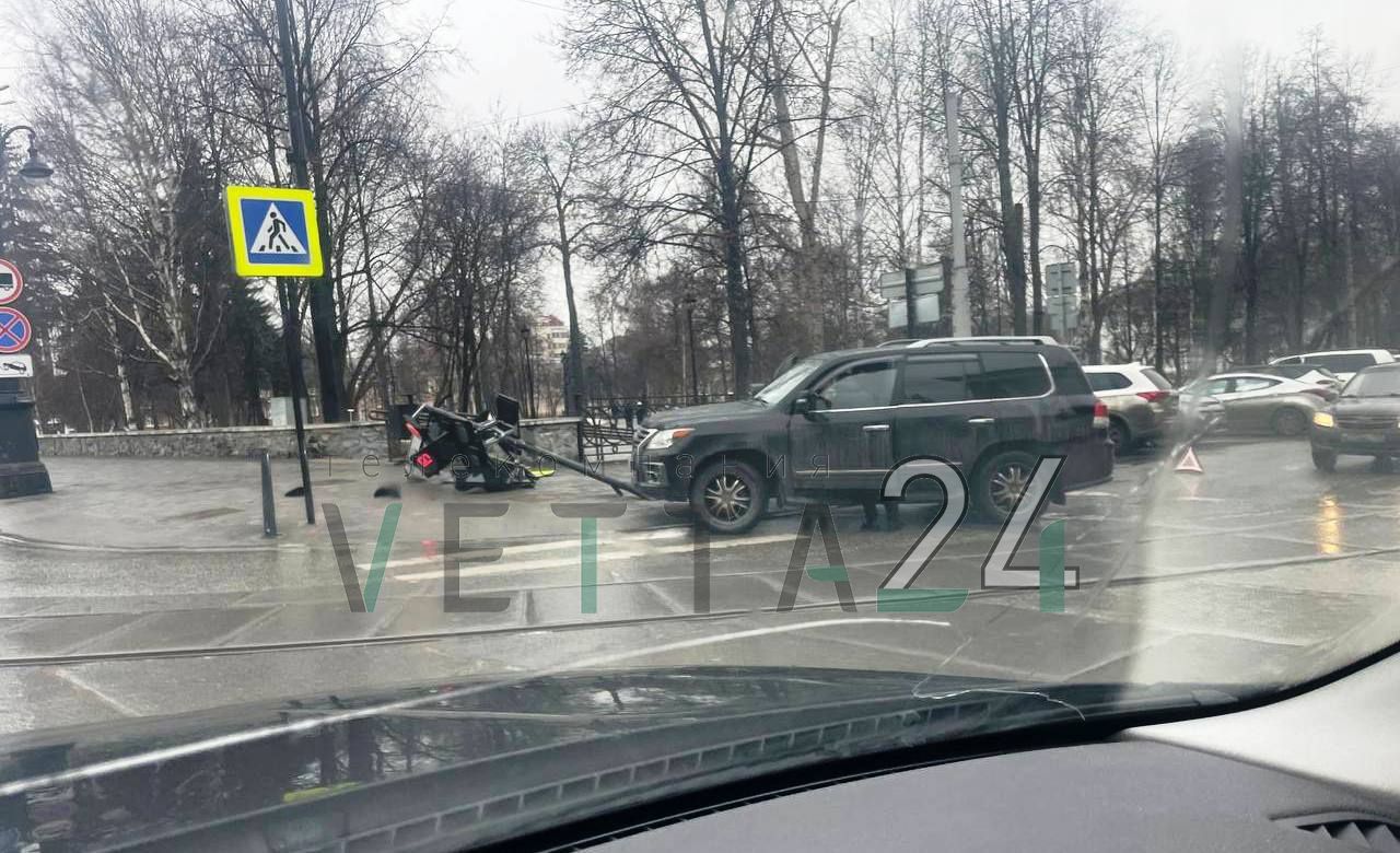 В центре Перми 5 апреля внедорожник снес светофор
