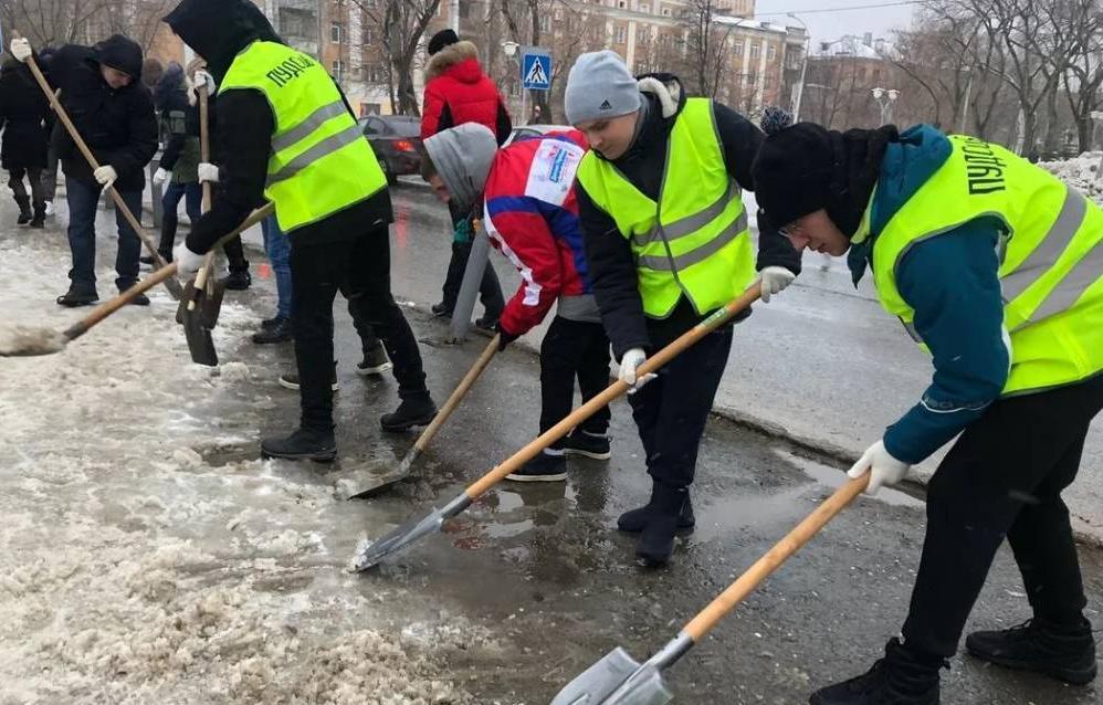 К уборке снега и наледи в Перми подключились студенты 