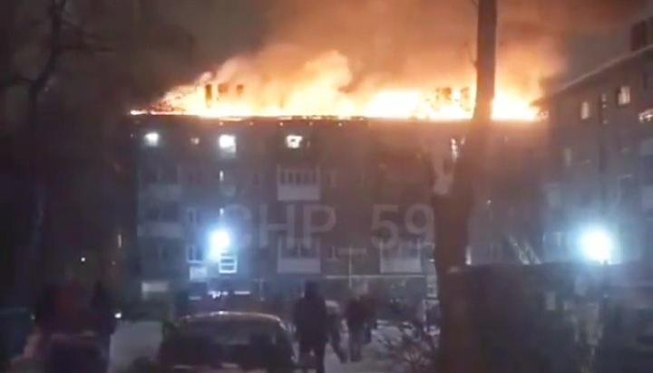 В Перми загорелась крыша пятиэтажного жилого дома
