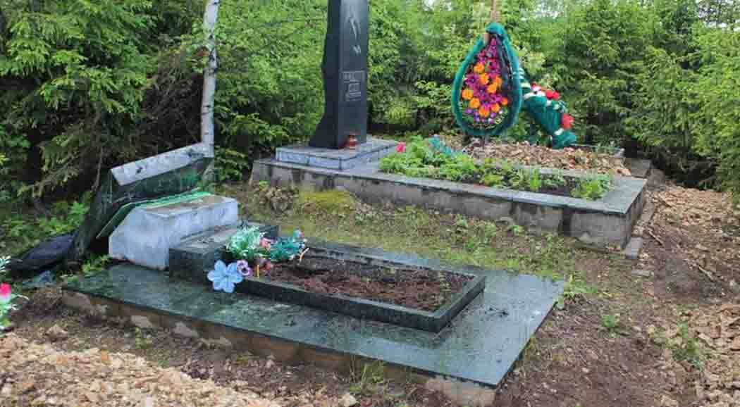 В Соликамске подростки устроили погром на кладбище