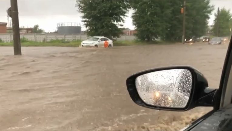 В воскресенье после сильного дождя в Перми затопило улицу Куйбышева