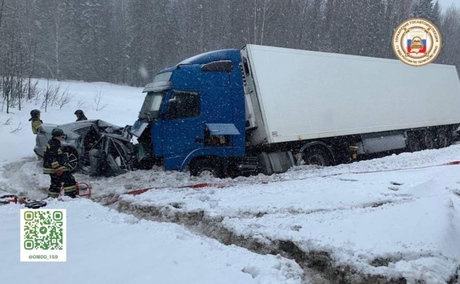 В Пермском крае в ДТП с грузовиком погиб водитель иномарки