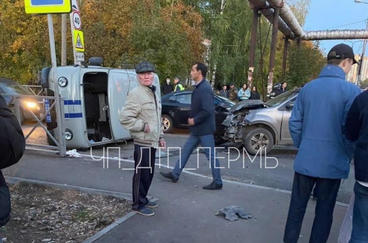 В Перми полицейский УАЗ опрокинулся на бок после ДТП с иномаркой