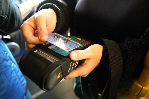 С 1  апреля в автобусах Березников можно будет расплатиться банковской картой