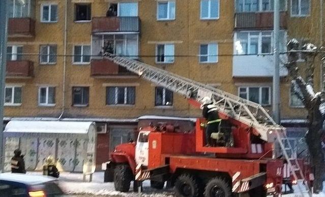В Перми жильцов горящей пятиэтажки эвакуировали из окон