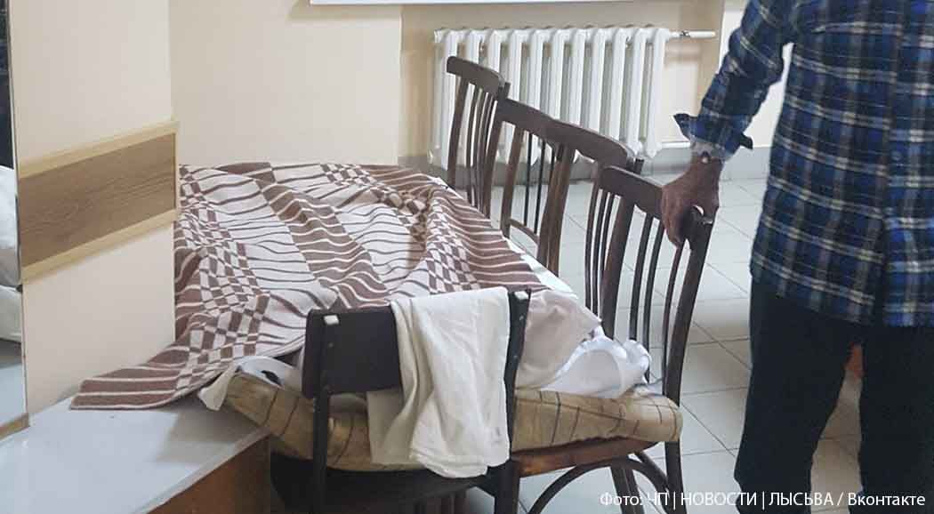 В Пермском крае пациента  больницы положили на стулья в коридоре
