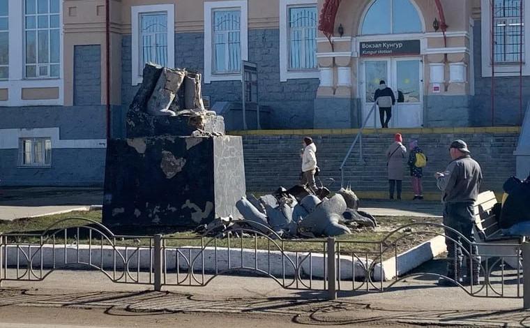 В Кунгуре на привокзальной площади рухнул памятник Ленину