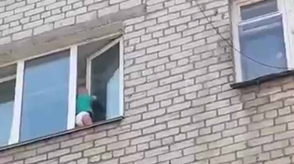 В Перми спасли ребенка, который едва не выпал из окна на 4 этаже