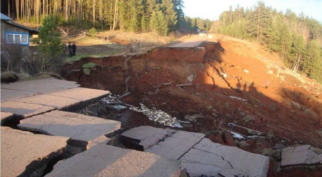В Пермском крае в результате оползня обрушилась дорога