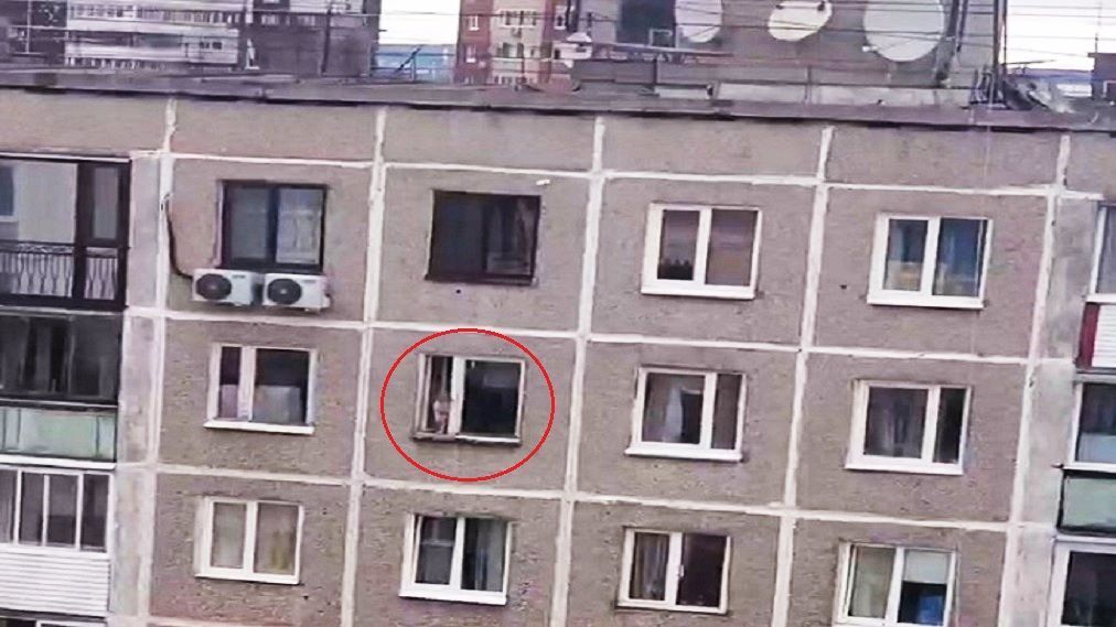 В Перми ребенок чуть не выпал из окна на восьмом этаже дома