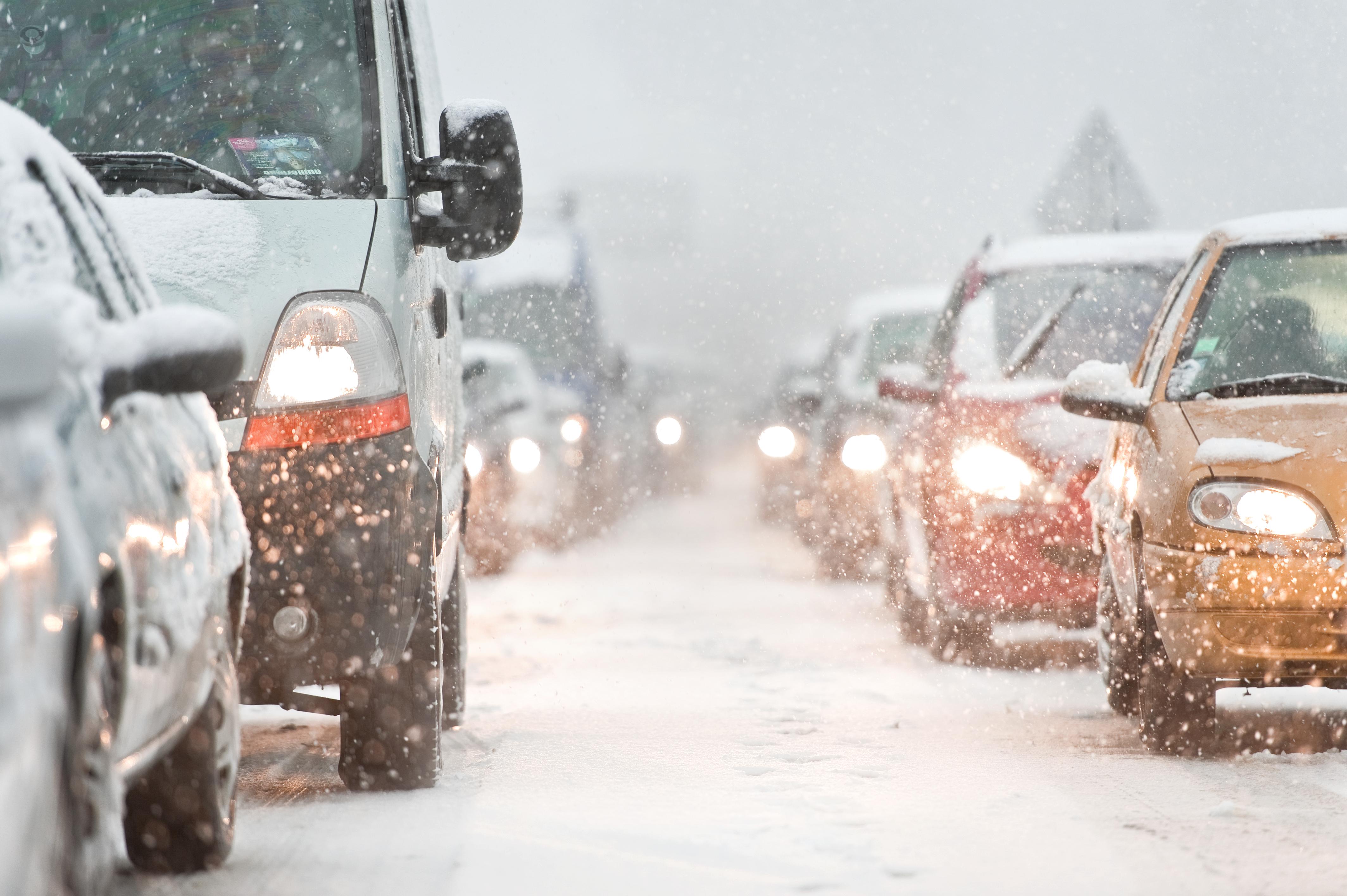 Снежок на дорогу падает. Снегопад на дороге. Машина на зимней дороге. Дорога зимой на машине. Зима автомобиль на трассе.